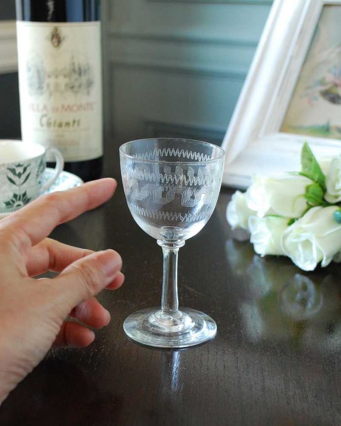 アンティーク 雑貨のガラス小物 アンティーク雑貨 ダイニングを彩るアンティークガラスの食器、美しい幾何学模様のグラス(プレスドグラス)。可愛いミニサイズ大きさはコレくらい。(pg-5595)