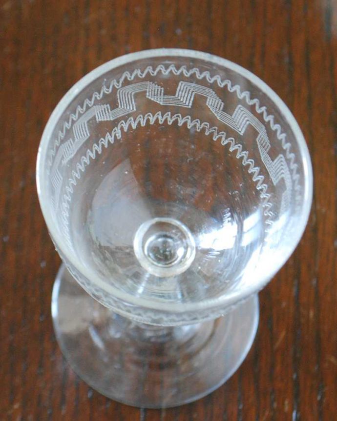 アンティーク 雑貨のガラス小物 アンティーク雑貨 ダイニングを彩るアンティークガラスの食器、美しい幾何学模様のグラス(プレスドグラス)。上から見るとこんな感じです。(pg-5595)