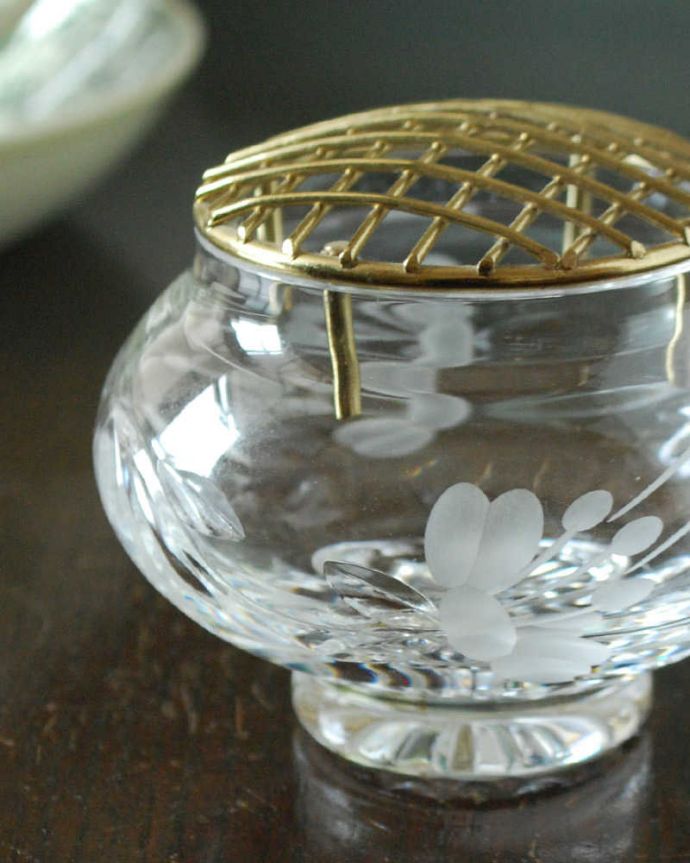 アンティーク 雑貨のガラス小物 アンティーク雑貨 花留め付きの輝くガラスボール(花器)、アンティークプレスドグラス。見つかったらラッキー☆フラワーベース現代では見かける網目の蓋が付いたプレスドグラスのフラワーベース。(pg-5609)