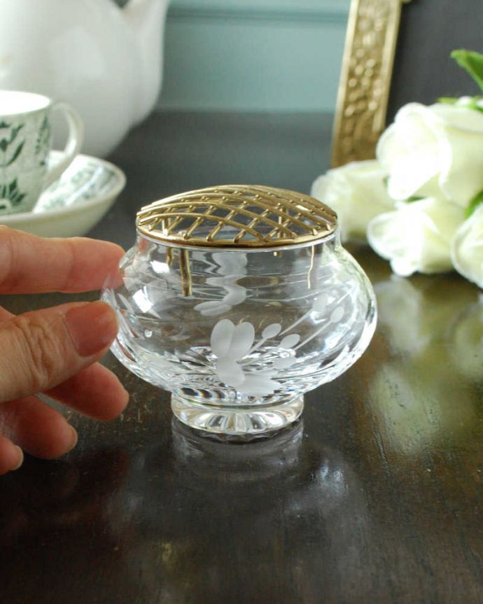 アンティーク 雑貨のガラス小物 アンティーク雑貨 花留め付きの輝くガラスボール(花器)、アンティークプレスドグラス。挿すだけで簡単アレンジメントお花を切って挿すだけで、あっという間に素敵なアレンジメントが出来上がります。(pg-5609)