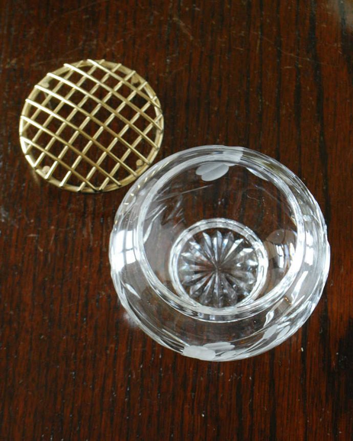 アンティーク 雑貨のガラス小物 アンティーク雑貨 花留め付きの輝くガラスボール(花器)、アンティークプレスドグラス。上から見ると蓋は取り外しが出来るから取り扱いもラクです。(pg-5609)