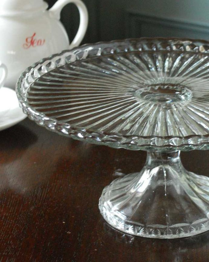 アンティーク 雑貨のガラス小物　アンティーク雑貨　本格アフタヌーンティーを楽しむガラスのケーキスタンド、アンティークプレスドグラス 。センターピースとして使われた器脚が付いているケーキスタンドは、テーブルコーディネイトの中心として食卓の真ん中で華を添えるセンターピースとして使われていました。(pg-5615)