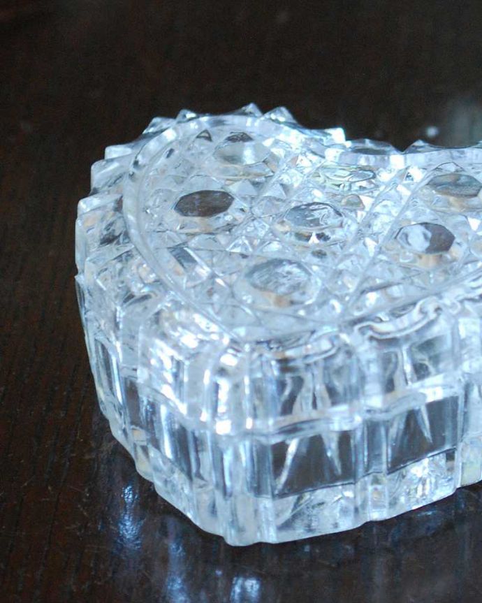 アンティーク 雑貨のガラス小物　アンティーク雑貨　輝きは宝石のような美しいハートの小物入れ 、アンティークプレスドグラス。ハートのモチーフが形が可愛い女性のための器もともとはドレッシングチェストの上に置いて、コットンやパフなどを収納するために作られたプレスドグラスです。(pg-5629)