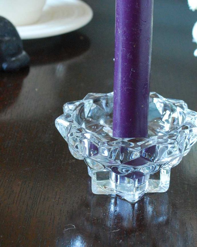アンティーク雑貨 どこにでもディスプレイできる小さなキャンドルスタンド、アンティークプレスドグラス。ドレッシングセットの必須アイテムでしたもともとはドレッシングセットとしてパフケースと一緒にトレイの上に必ずセッティングされていたキャンドルスタンド。(pg-5639)