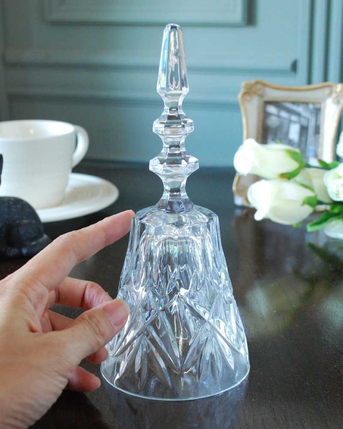 アンティーク 雑貨のガラス小物 アンティーク雑貨 ハンドルが美しい輝くガラスのディナーベル、アンティーク プレスドグラス。大きさはこれくらいですいろんな場所に置いて使われていただけあって、大きさもいろいろ。(pg-5641)