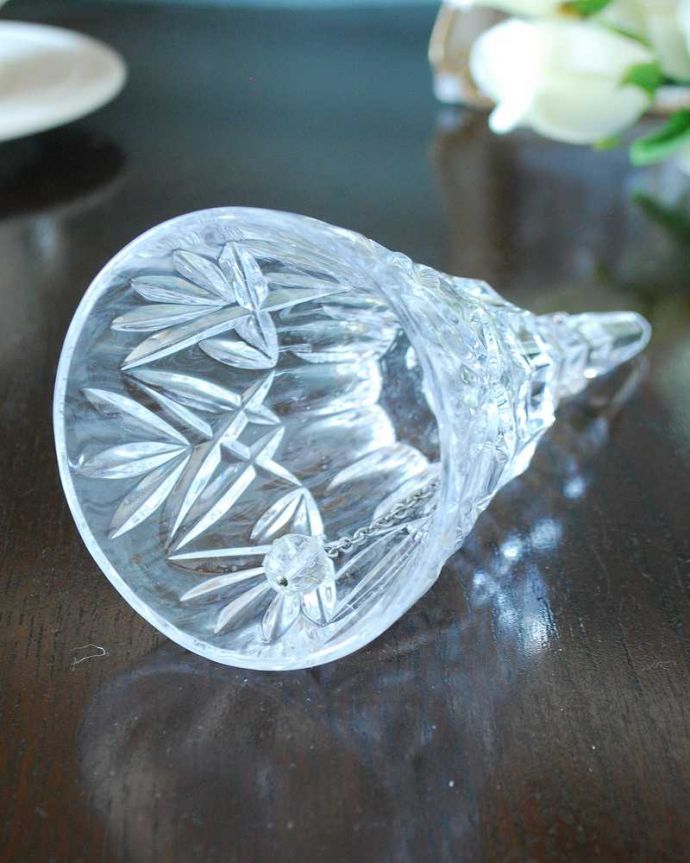 アンティーク 雑貨のガラス小物 アンティーク雑貨 ハンドルが美しい輝くガラスのディナーベル、アンティーク プレスドグラス。キレイな音を奏でてくれますアンティークなので多少のキズやカケがある場合はありますが、きちんと鳴ります。(pg-5641)