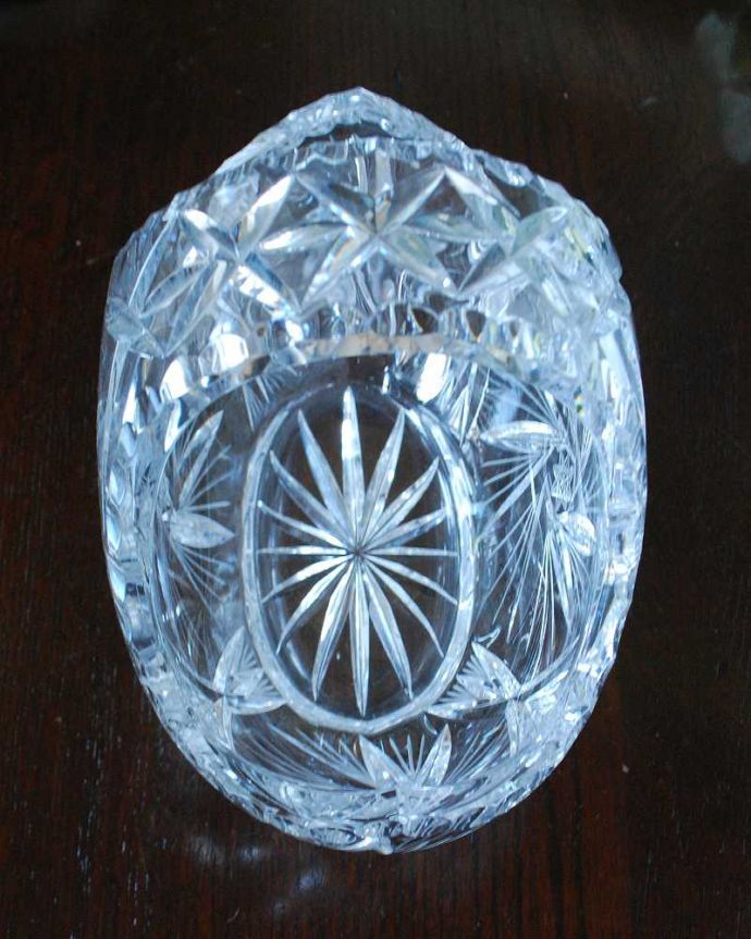 アンティーク 雑貨のガラス小物 アンティーク雑貨 英国アンティークのインテリア雑貨、華やかなガラスバスケット(プレスドグラス)。上から見ると・・・アンティークなので多少のキズやカケがある場合はありますが、使用上問題はありませんのでご了承下さい。(pg-5642)