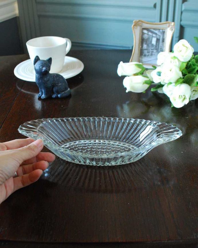 アンティーク 雑貨のガラス小物　アンティーク雑貨　かたちもお洒落なアンティークガラストレイ、アンティーク プレスドグラスプレート （お皿）。いろいろ便利に使えます食卓で使うのはもちろん、アクセサリーを並べたり自分だけの使い方を楽しんで下さい。(pg-5644)
