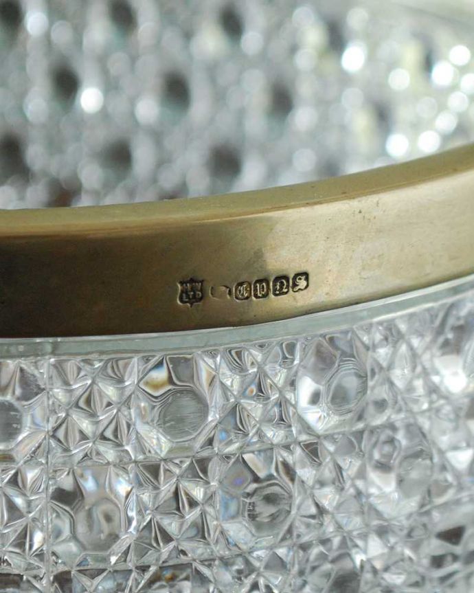 アンティーク 雑貨のガラス小物　アンティーク雑貨　ゴールドの縁どりがキラっと輝くアンティークプレート（ガラスボール）。刻印が残っていましたメーカーマークのような刻印が付いています。(pg-5648)