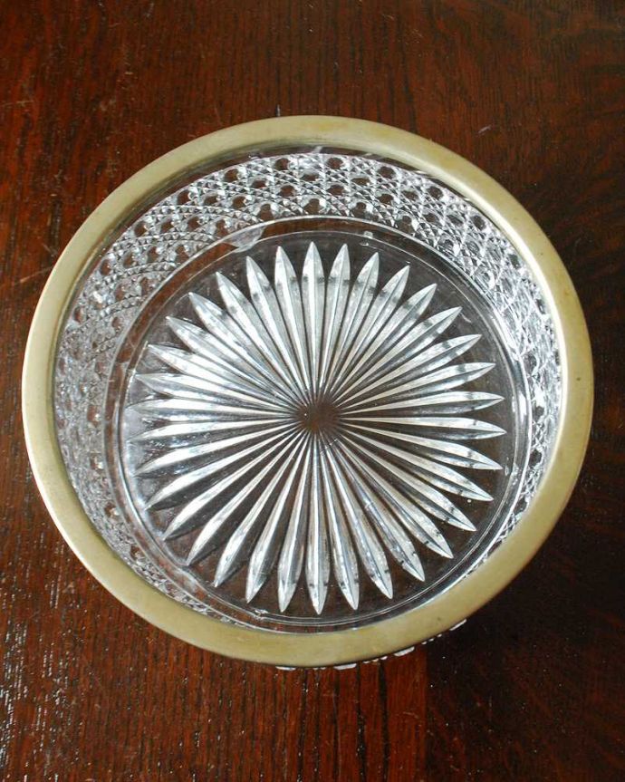 アンティーク 雑貨のガラス小物　アンティーク雑貨　ゴールドの縁どりがキラっと輝くアンティークプレート（ガラスボール）。上から見るとこんな感じです。(pg-5648)