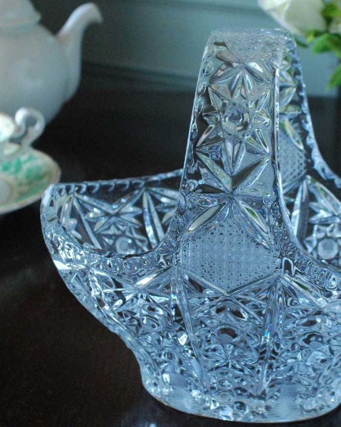 アンティーク 雑貨のガラス小物　アンティーク雑貨　ディスプレイにもピッタリな輝くガラスバスケット（プレスドグラス）。ガラスで出来た持ち手付きの可愛いバスケット見ているだけで可愛いバスケットの形をしたアンティークのプレスドグラス。(pg-5649)