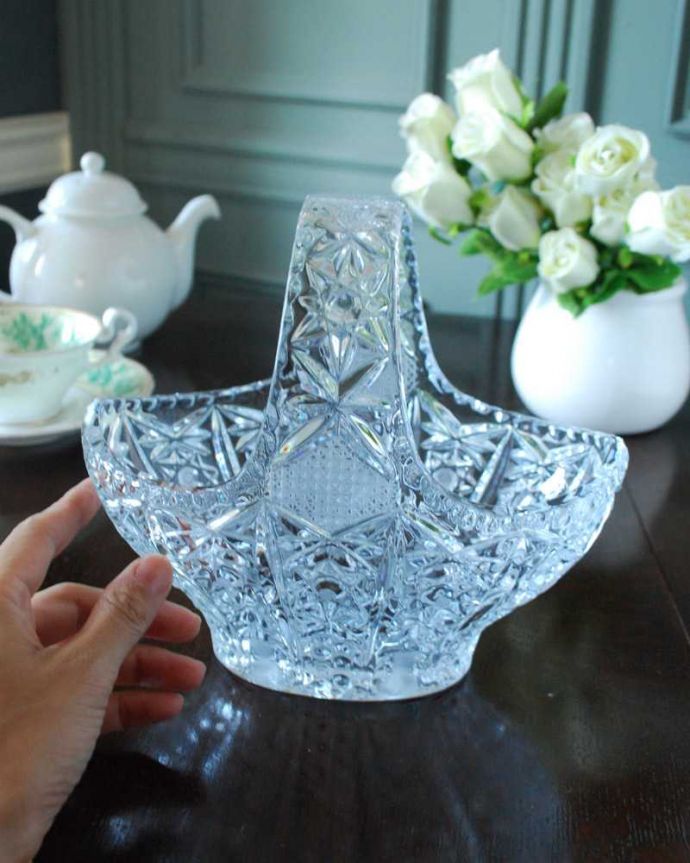 アンティーク 雑貨のガラス小物　アンティーク雑貨　ディスプレイにもピッタリな輝くガラスバスケット（プレスドグラス）。サイズはこれくらいです大きいものから小さいものまでサイズがいろいろあるバスケット。(pg-5649)