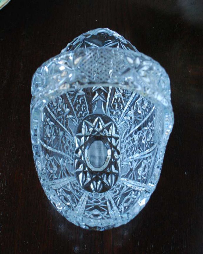 アンティーク 雑貨のガラス小物　アンティーク雑貨　ディスプレイにもピッタリな輝くガラスバスケット（プレスドグラス）。上から見ると･･･アンティークなので多少のキズやカケがある場合はありますが、使用上問題はありませんのでご了承下さい。(pg-5649)