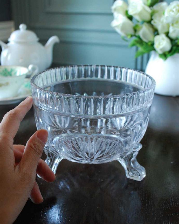アンティーク 雑貨のガラス小物　アンティーク雑貨　ちょこんと付いた脚がカワイイ小さなガラスボウル（アンティークプレスドグラス） 。いろいろ便利に使えます食卓で使うのはもちろん、お花を浮かべたり、花器代わりに使ったりと自分だけの使い方を楽しんで下さい。(pg-5654)