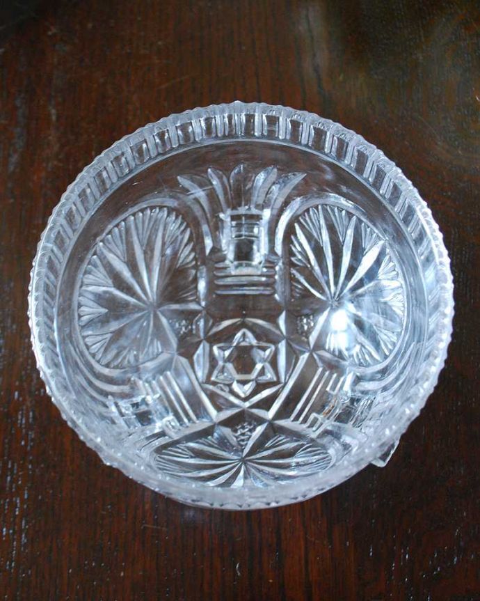 アンティーク 雑貨のガラス小物　アンティーク雑貨　ちょこんと付いた脚がカワイイ小さなガラスボウル（アンティークプレスドグラス） 。上から見るとこんな感じです。(pg-5654)