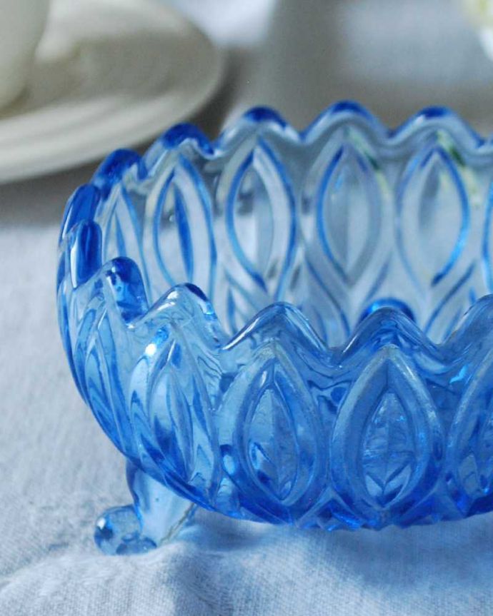 アンティーク 雑貨のガラス小物 アンティーク雑貨 ヒヤシンスブルーが美しいアンティークプレスドグラスの脚付きボウル。めったに見つからない色付きのガラスたくさん見つけてきても、色付きのプレスドガラスは100~200個に1個くらいしか見つかりません。(pg-5657)