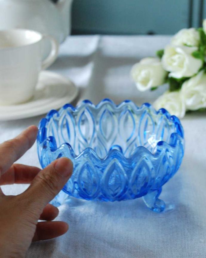 アンティーク 雑貨のガラス小物 アンティーク雑貨 ヒヤシンスブルーが美しいアンティークプレスドグラスの脚付きボウル。見ているだけでワクワクしちゃう飾って眺めているだけでうっとりする美しさ。(pg-5657)