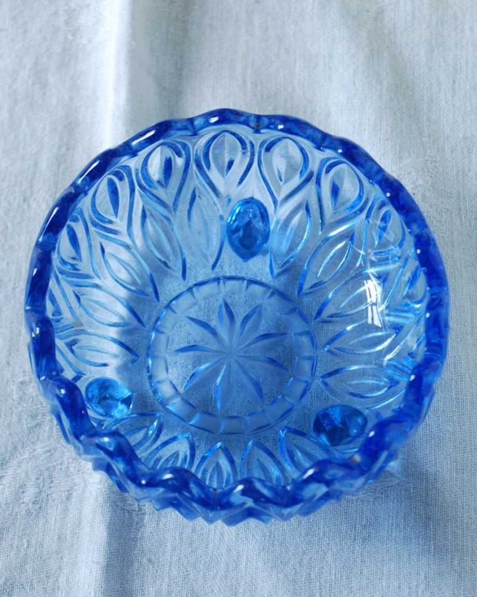 アンティーク 雑貨のガラス小物 アンティーク雑貨 ヒヤシンスブルーが美しいアンティークプレスドグラスの脚付きボウル。上から見るとこんな感じです。(pg-5657)