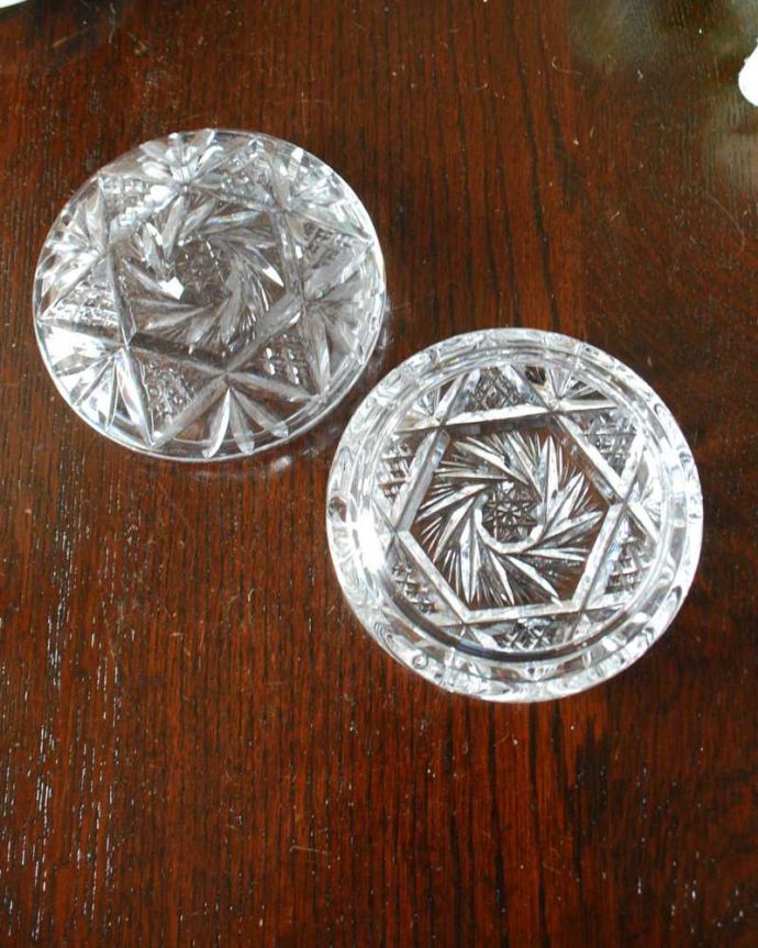 アンティーク 雑貨のガラス小物　アンティーク雑貨　アンティークガラスのアクセサリーケース、イギリスのプレスドグラス。上から見ると･･･新品ではないので多少のキズや欠けはありますが、使用上問題のないものだけを選んできましたのでご了承下さい。(pg-5660)