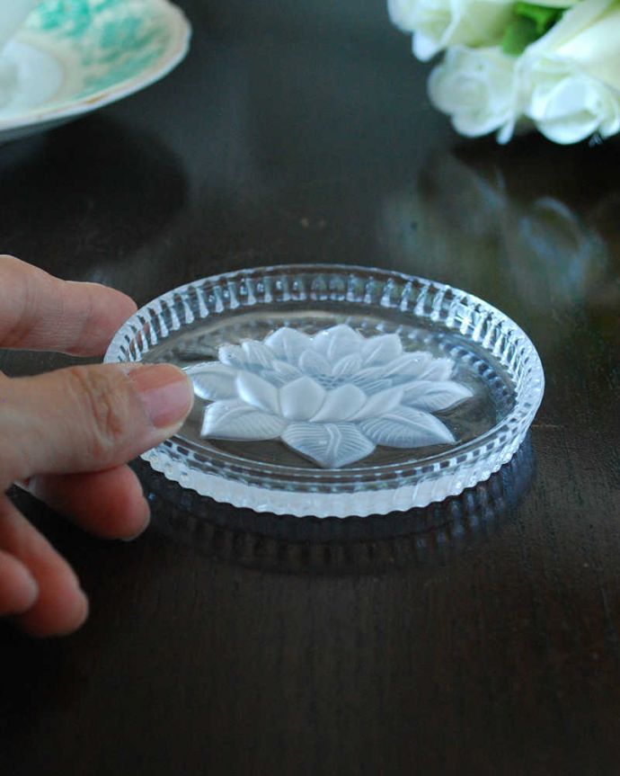 アンティーク 雑貨のガラス小物 アンティーク雑貨 美しい蓮の花がデザインされたガラスのコースター、アンティークプレスドグラス(プレート) 。小さなサイズが可愛い何個でも集めたくなっちゃう手のひらサイズ。(pg-5683)