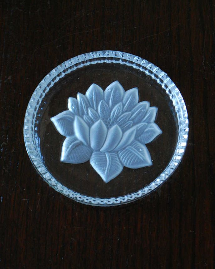 アンティーク 雑貨のガラス小物 アンティーク雑貨 美しい蓮の花がデザインされたガラスのコースター、アンティークプレスドグラス(プレート) 。上から見るとこんな形アンティークなので多少のキズやカケがある場合はありますが、使用上問題はありませんのでご了承下さい。(pg-5683)
