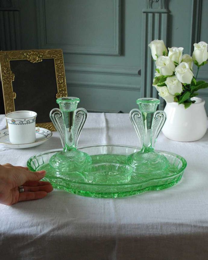 アンティーク 雑貨のガラス小物　アンティーク雑貨　蝶が舞うグリーンが美しいアンティークプレスドグラスのドレッシングセット。癒される時間ドレッサーの上に置くだけで、なんだか特別な日に変わります。(pg-5684)