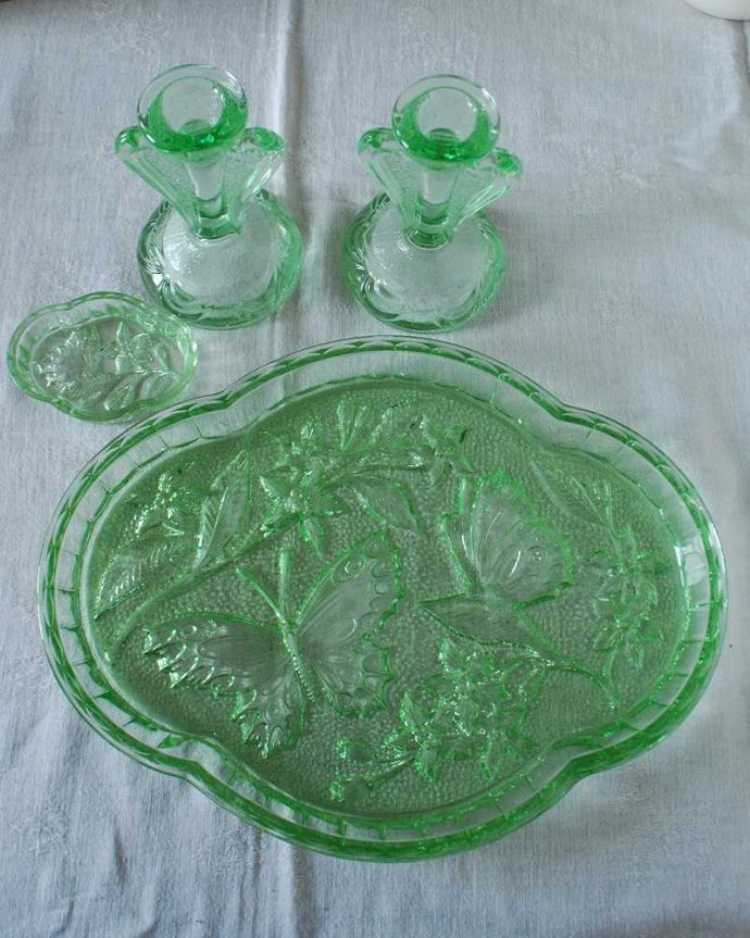 アンティーク 雑貨のガラス小物　アンティーク雑貨　蝶が舞うグリーンが美しいアンティークプレスドグラスのドレッシングセット。上から見るとこんな感じですアンティークなので多少のキズやカケがある場合はありますが、使用上問題はありませんのでご了承下さい。(pg-5684)