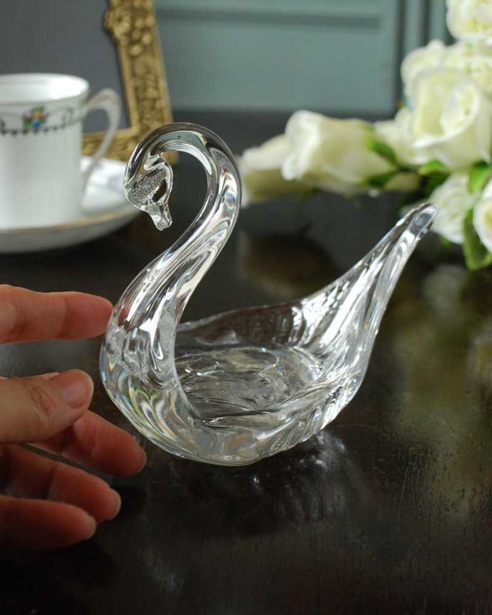アンティーク 雑貨のガラス小物　アンティーク雑貨　美しいガラスのスワン（白鳥）のオブジェ、小物入れにもなるアンティークプレスドグラス。大きさはこれくらいですコレクションしたくなるくらい、いろんなサイズのものがあります。(pg-5693)