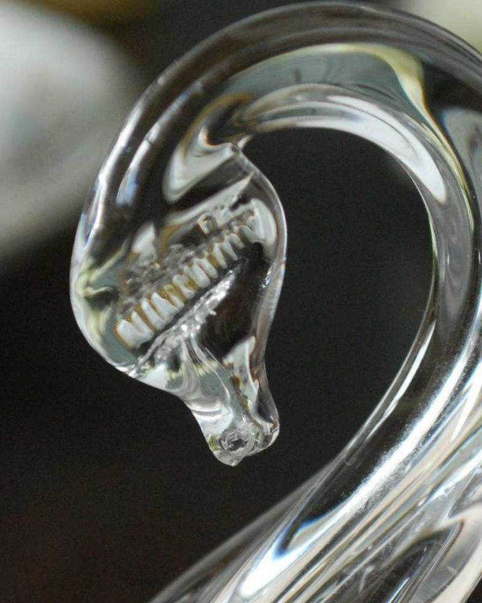 アンティーク 雑貨のガラス小物　アンティーク雑貨　美しいガラスのスワン（白鳥）のオブジェ、小物入れにもなるアンティークプレスドグラス。カケがあるのでSALE価格ですカケがありました。(pg-5693)