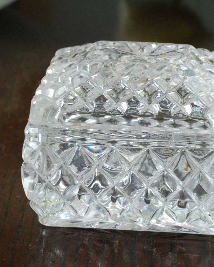 アンティーク 雑貨のガラス小物　アンティーク雑貨　ダイヤカットが煌くフタ付きの小物いれ、アンティークプレスドグラスのパフケース。ドレッシングセットに欠かせなかった女性のための器もともとはドレッシングチェストの上に置いて、アクセサリーを収納するために作られたプレスドグラスです。(pg-5700)
