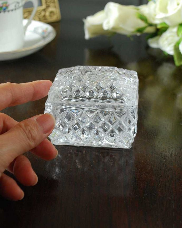 アンティーク 雑貨のガラス小物　アンティーク雑貨　ダイヤカットが煌くフタ付きの小物いれ、アンティークプレスドグラスのパフケース。ふたを開ける度にワクワク･･･キラキラ輝くガラスの器は、どんな場所に置いても光りに反射してキレイに輝きます。(pg-5700)