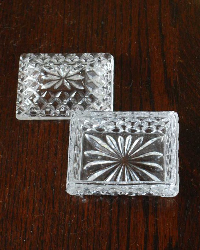 アンティーク 雑貨のガラス小物　アンティーク雑貨　ダイヤカットが煌くフタ付きの小物いれ、アンティークプレスドグラスのパフケース。上から見ると･･･新品ではないので多少のキズや欠けはありますが、使用上問題のないものだけを選んできましたのでご了承下さい。(pg-5700)