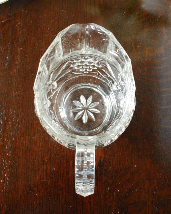 アンティーク 雑貨のガラス小物　アンティーク雑貨　葡萄とお花が美しいアンティーク プレスドグラスのウォータージャグ。中を見てみると･･･アンティークなので多少のキズやカケがありますが使用上問題がないものだけをご紹介しています。(pg-5702)