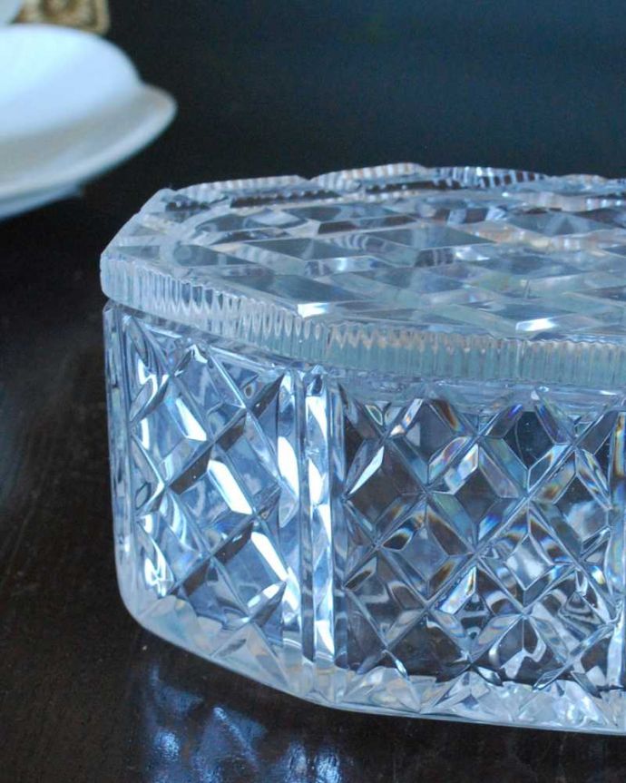 アンティーク 雑貨のガラス小物　アンティーク雑貨　アンティークプレスドグラス、蓋付きの美しいガラスケース（パフケース）。ドレッシングセットに欠かせなかった女性のための器もともとはドレッシングチェストの上に置いて、コットンやパフなどを収納するために作られたプレスドグラスです。(pg-5713)