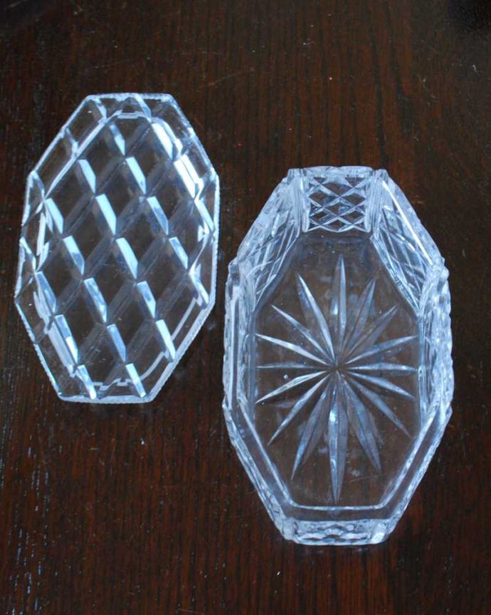 アンティーク 雑貨のガラス小物　アンティーク雑貨　アンティークプレスドグラス、蓋付きの美しいガラスケース（パフケース）。上から見ると･･･新品ではないので多少のキズや欠けはありますが、使用上問題のないものだけを選んできましたのでご了承下さい。(pg-5713)