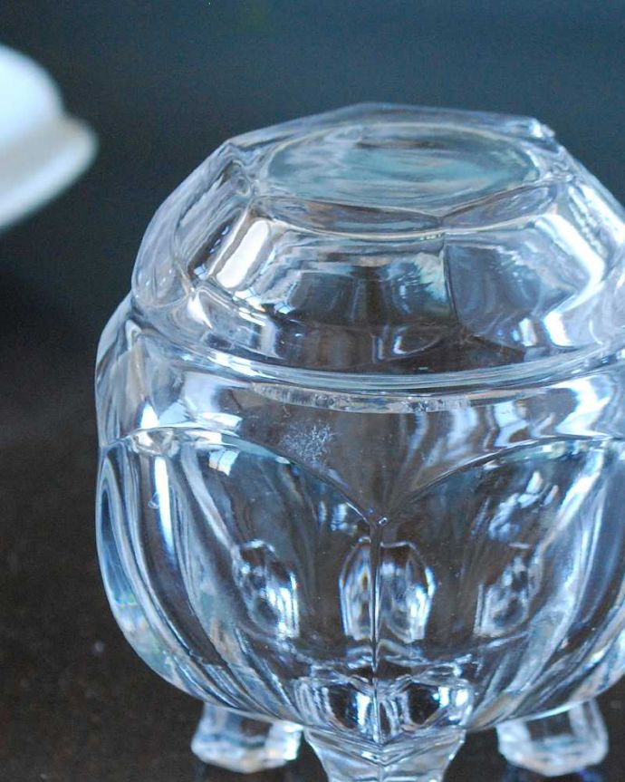 アンティーク 雑貨のガラス小物　アンティーク雑貨　小さな蓋付きガラスケース、脚が付いた可愛いアンティークプレスドグラス。ドレッシングセットに欠かせなかった女性のための器もともとはドレッシングチェストの上に置いて、コットンやパフなどを収納するために作られたプレスドグラスです。(pg-5721)