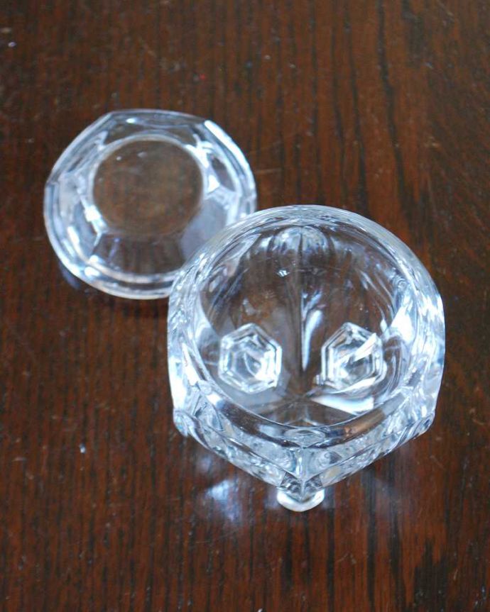 アンティーク 雑貨のガラス小物　アンティーク雑貨　小さな蓋付きガラスケース、脚が付いた可愛いアンティークプレスドグラス。上から見ると･･･新品ではないので多少のキズや欠けはありますが、使用上問題のないものだけを選んできましたのでご了承下さい。(pg-5721)