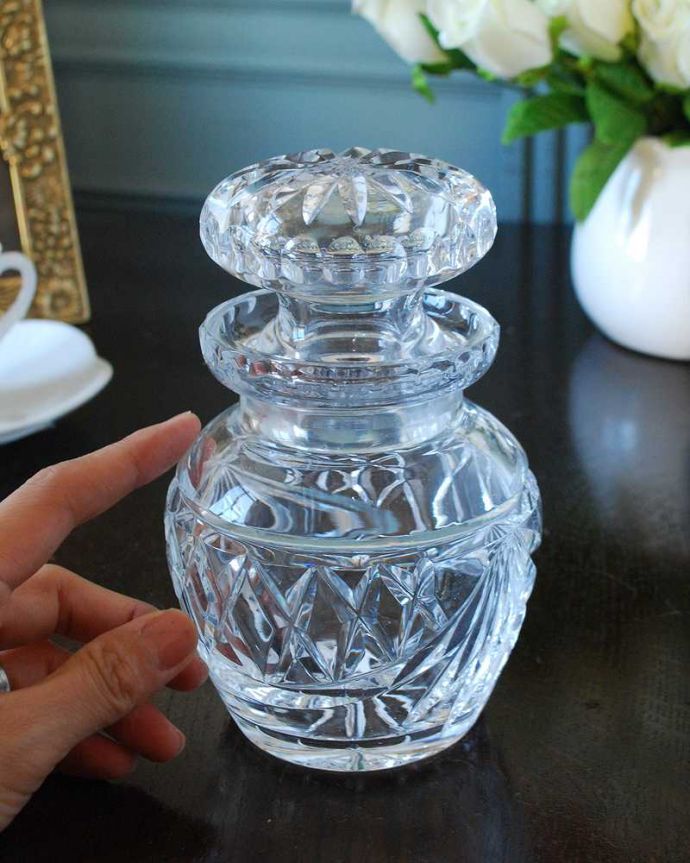 アンティーク 雑貨のガラス小物　アンティーク雑貨　豪華なフタまで美しいアンティークガラスのピクルスジャー（プレスドグラス）。ふたを開ける度にワクワク置いておくだけで絵になる可愛らしさ。(pg-5724)