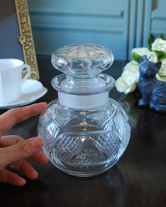 アンティーク 雑貨のガラス小物　アンティーク雑貨　コロンと可愛いデザインのガラスケース、アンティークプレスドグラス(ピクルスジャー) 。ふたを開ける度にワクワク置いておくだけで絵になる可愛らしさ。(pg-5725)