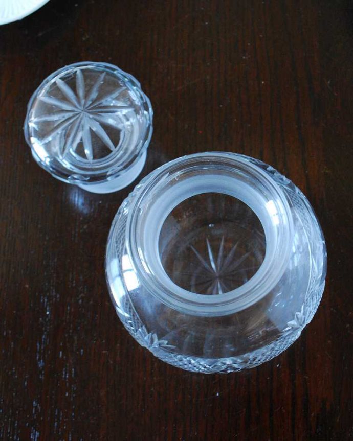 アンティーク 雑貨のガラス小物　アンティーク雑貨　コロンと可愛いデザインのガラスケース、アンティークプレスドグラス(ピクルスジャー) 。中身を見るとこんな感じコンディションのいいものだけを選んできたので、仕様上問題はありません。(pg-5725)