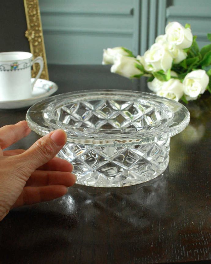 アンティーク 雑貨のガラス小物 アンティーク雑貨 ダイヤモチーフが美しいアンティーク プレスドグラスのデザートボウル(小物入れ)。いろいろ便利に使えます食卓で使うのはもちろん、お花を浮かべたり、花器代わりに使ったりと自分だけの使い方を楽しんで下さい。(pg-5740)