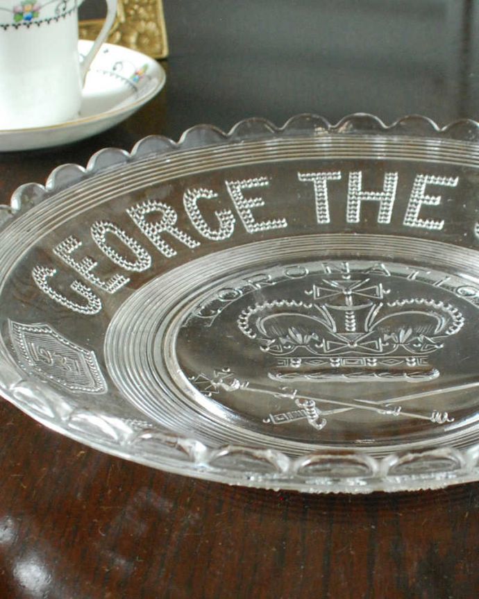 アンティーク 雑貨のガラス小物 アンティーク雑貨 1937年ジョージ6世の戴冠記念プレート(コロネーショングッズ)アンティークプレスドグラス。英国王室の記念が刻まれた、コロネーションプレート今のようにテレビが発達していない時代、王室を敬愛するイギリスの人にとって、一緒にお祝いしている気分んが感じられるコロネーションは特に人気んアイテムでした。(pg-5744)