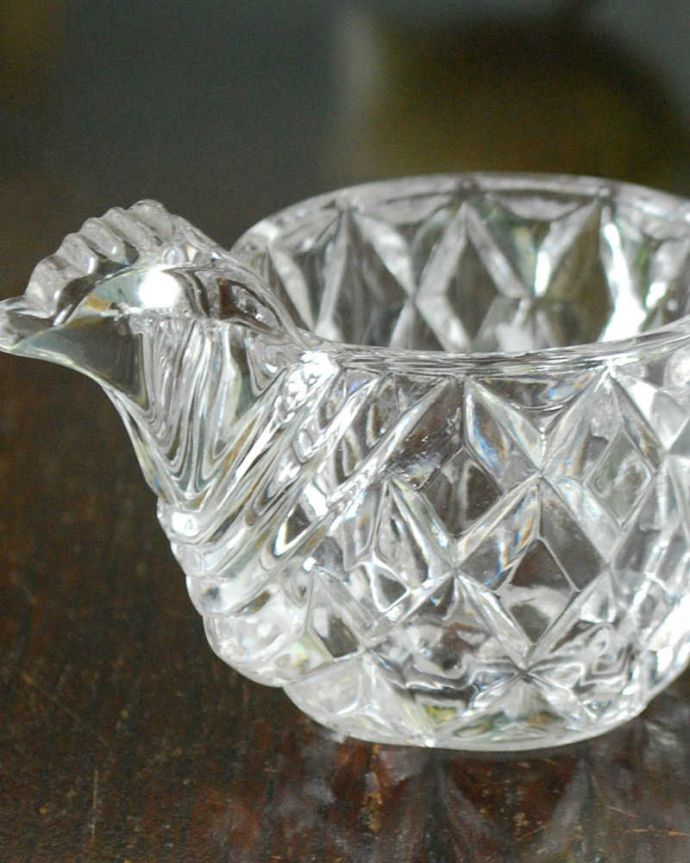 アンティーク 雑貨のガラス小物 アンティーク雑貨 小さな持ち手付きの可愛いエッグスタンド、アンティークプレスドグラスのエッグカップ 。英国の朝食には欠かせないエッグスタンド日本ではこんな扱いはしないんだけれど、イギリスの朝食のテーブルコーディネートには欠かせないゆで玉子用のちょっと贅沢な器なんです。(pg-5745)