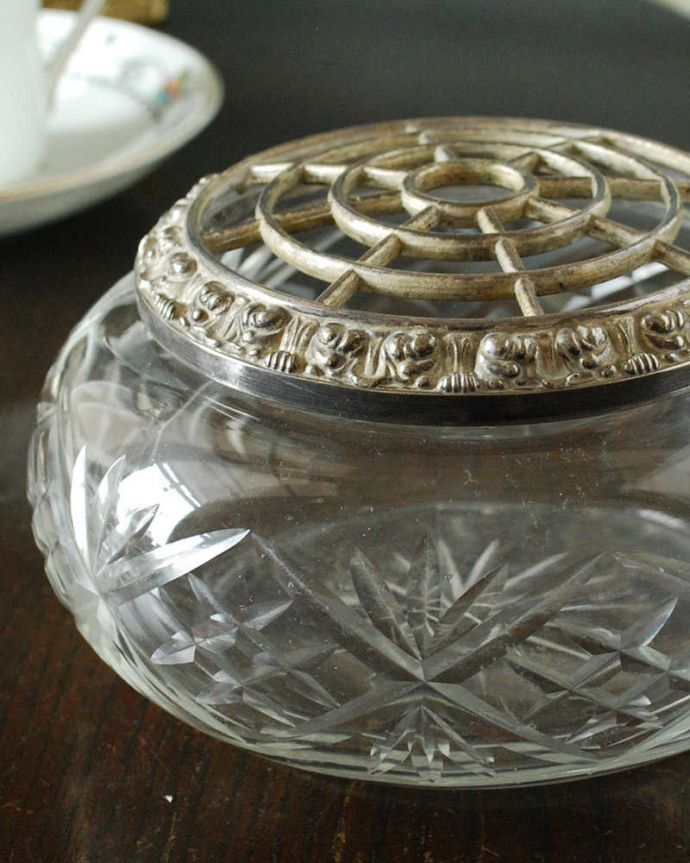 アンティーク 雑貨のガラス小物　アンティーク雑貨　イギリスで見つけたフラワーベース花留め付きガラスボール、アンティークプレスドグラス。見つかったらラッキー☆フラワーベース現代では見かける網目の蓋が付いたプレスドグラスのフラワーベース。(pg-5753)