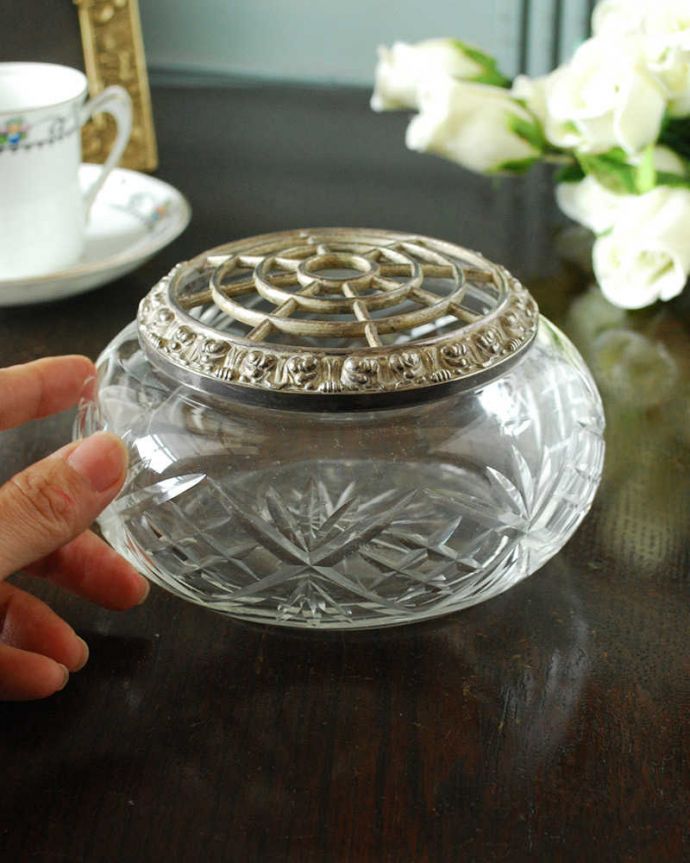 アンティーク 雑貨のガラス小物　アンティーク雑貨　イギリスで見つけたフラワーベース花留め付きガラスボール、アンティークプレスドグラス。挿すだけで簡単アレンジメントお花を切って挿すだけで、あっという間に素敵なアレンジメントが出来上がります。(pg-5753)