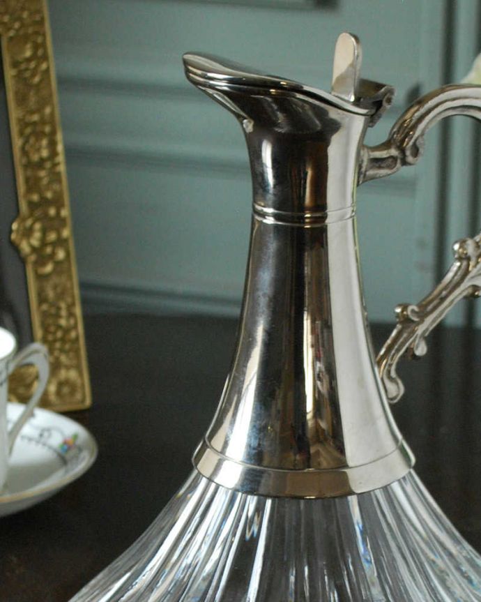 アンティーク 雑貨のガラス小物　アンティーク雑貨　英国のアンティークシルバー×プレスドグラスの気品たっぷりのデカンタ。お酒を入れて楽しんだデカンタ今のように便利なペットボトルや缶がない時代。(pg-5755)