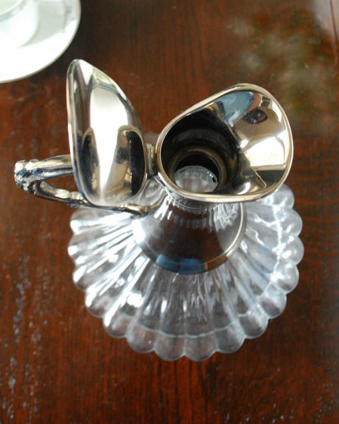 アンティーク 雑貨のガラス小物　アンティーク雑貨　英国のアンティークシルバー×プレスドグラスの気品たっぷりのデカンタ。上から見るとこんな感じです。(pg-5755)