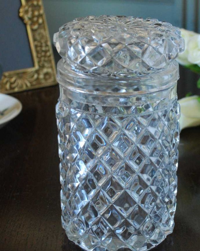 アンティーク 雑貨のガラス小物　アンティーク雑貨　上から下まで煌く美しいアンティークガラスのピクルスジャー（プレスドグラス）。英国の食卓になくてはならないピクルスジャーイギリスの人が大好きなピクルスを入れるために作られた器。(pg-5756)