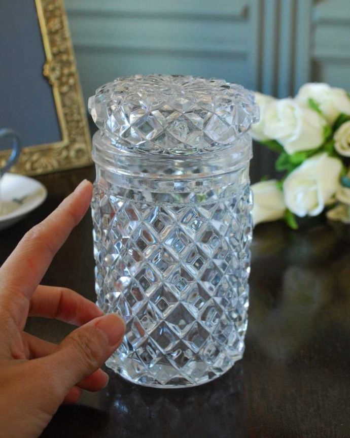 アンティーク 雑貨のガラス小物　アンティーク雑貨　上から下まで煌く美しいアンティークガラスのピクルスジャー（プレスドグラス）。ふたを開ける度にワクワク置いておくだけで絵になる可愛らしさ。(pg-5756)