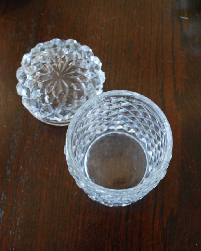 アンティーク 雑貨のガラス小物　アンティーク雑貨　上から下まで煌く美しいアンティークガラスのピクルスジャー（プレスドグラス）。中身を見るとこんな感じコンディションのいいものだけを選んできたので、仕様上問題はありません。(pg-5756)